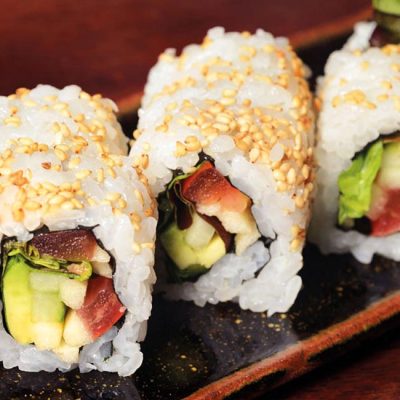 Roll filled with cucumber, tomato, apple, lettuce and avocado